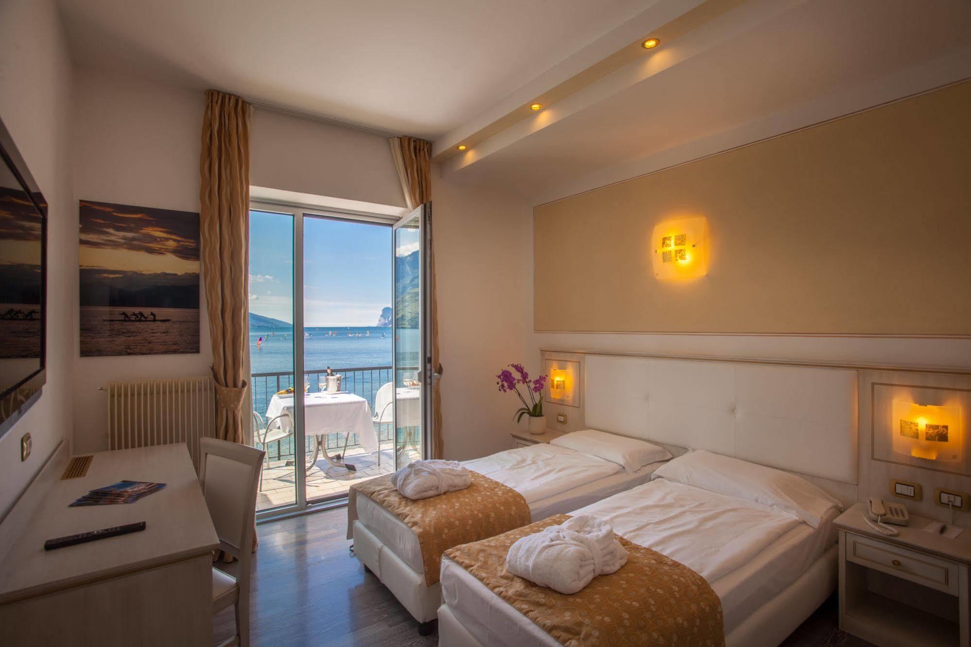 Hotel Lido Blu - Surf & Bike Torbole Sul Garda Екстер'єр фото