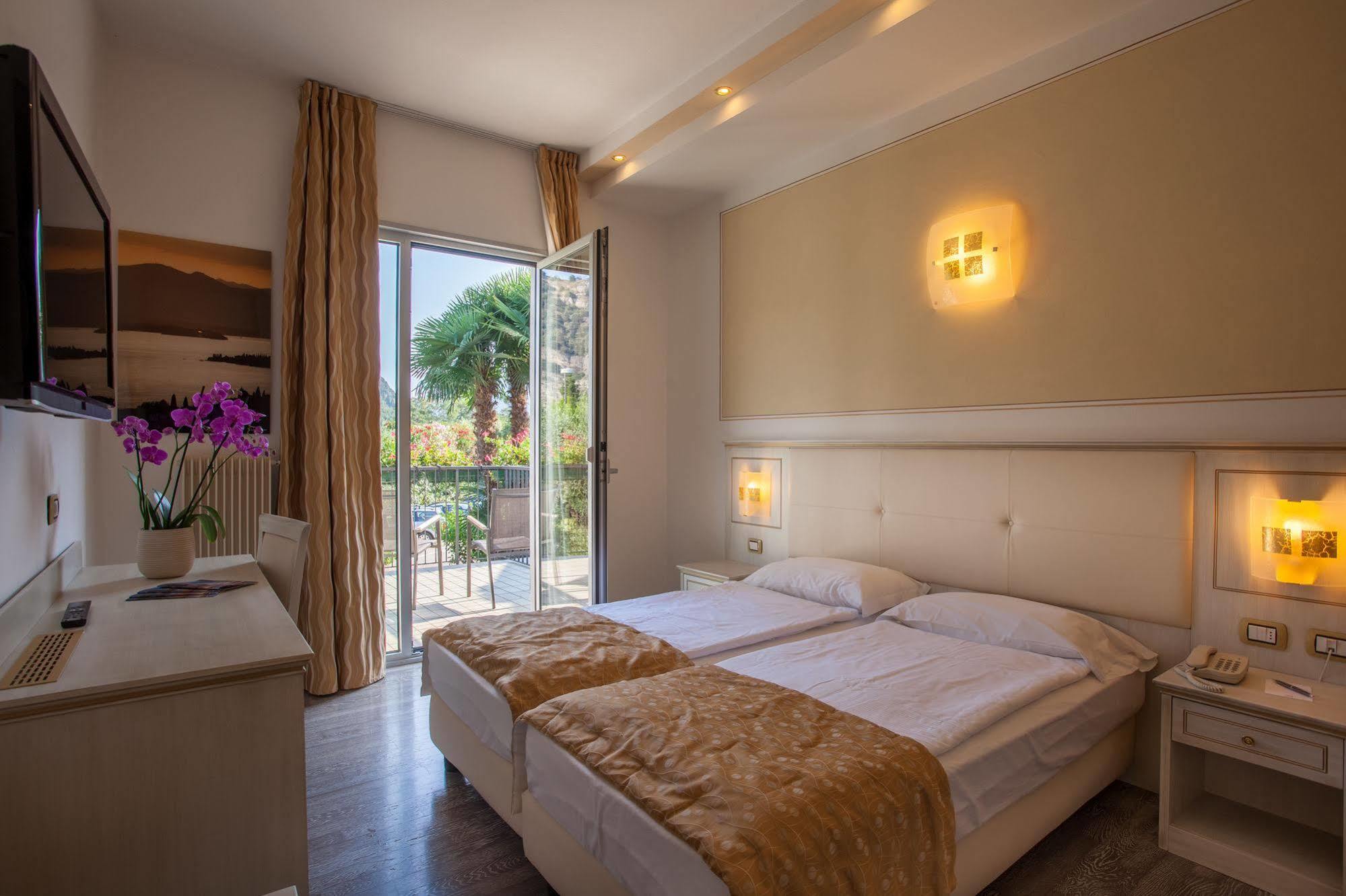Hotel Lido Blu - Surf & Bike Torbole Sul Garda Екстер'єр фото